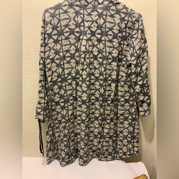 John Mark Linen Convertible Shapeable Collar 3/4 Sleeve 1/2 Button Top Size M - Picture 6 of 9